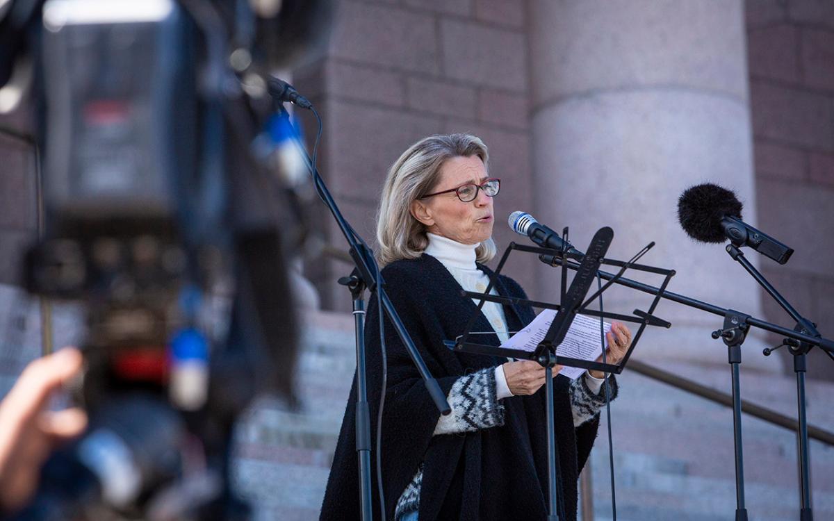 Päivi Räsänen puhui kristityiksi kääntyneitä turvapaikanhakijoita puolustaneessa Hätähuuto-mielenosoituksessa huhtikuussa. Nyt hän on huolissaan turvapaikanhakijaperheiden lasten kuulemisesta.